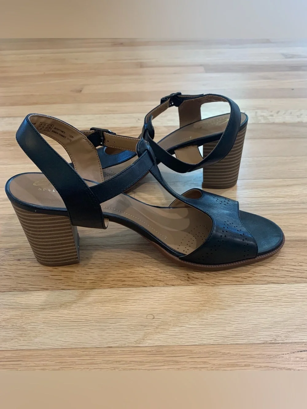 Clarks Artisan Black Leather T Strap Block Heeled Sandals Women’s US Sz 10